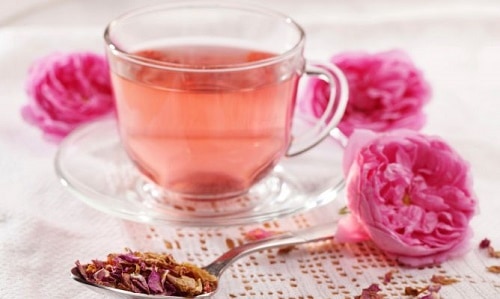 Infusion-de-rose-et-de-mélisse