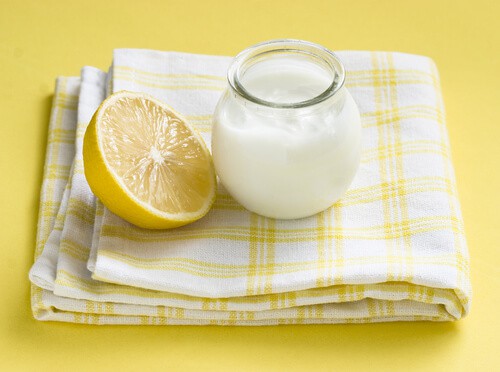 yaourt-nature-et-jus-de-citron