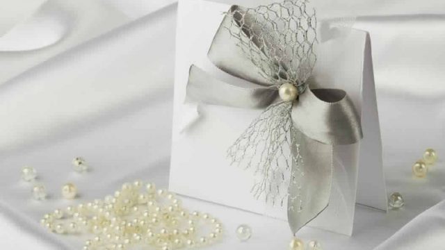 خطوات بسيطة تمكنك من صناعة دعوات زواجك في المنزل