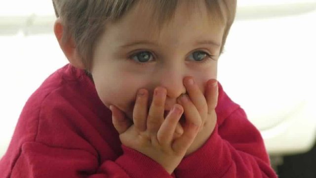 كيف أساعد طفلي على تجاوز مخاوفه من السفر في الطائرة؟