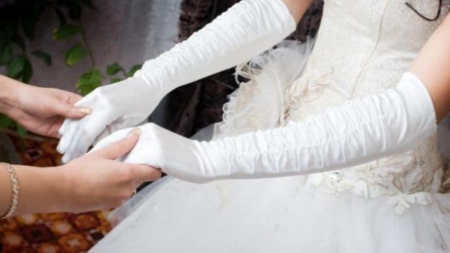 كيف تختارين القفازات المناسبة لحفل زفافك؟