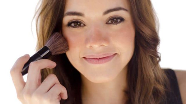 هل جربتي أحمر الخدود لتجميل العيون والشفاه؟