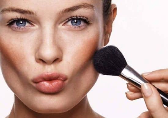 طريقة تكبير الخدود بالماكياج