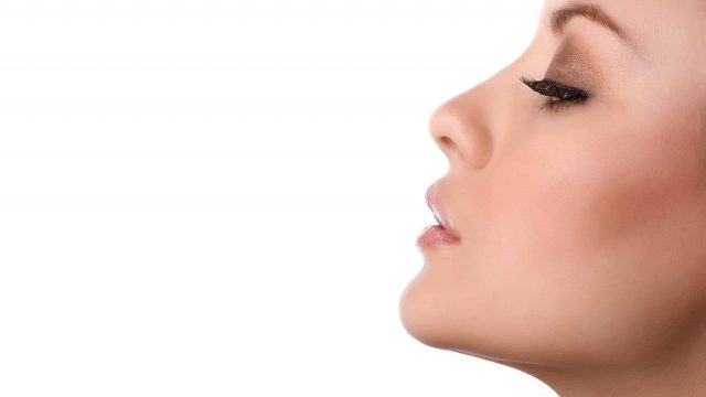 تخلصي من الذقن المزدوج بالماكياج