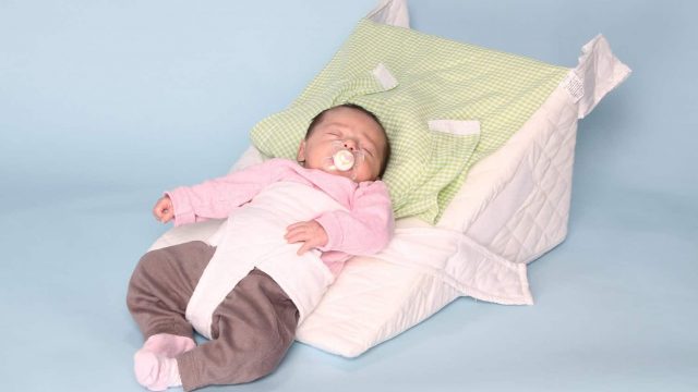 كيف تتجنبين حالة الرأس المسطح لدى طفلك