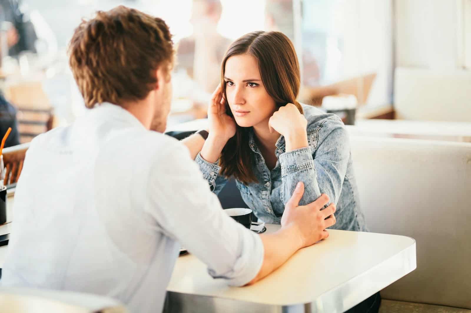 علامات تهدد علاقتك الزوجية