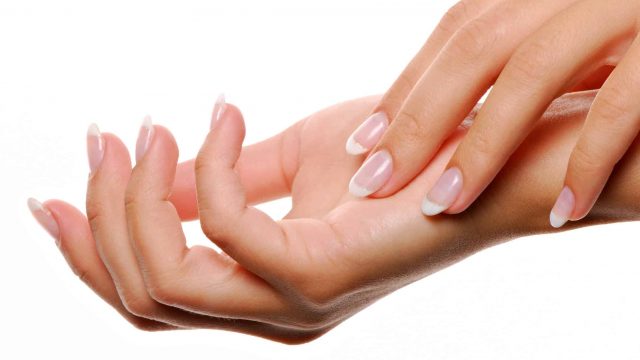 حلول طبيعية للتخلص من تجاعيد اليدين