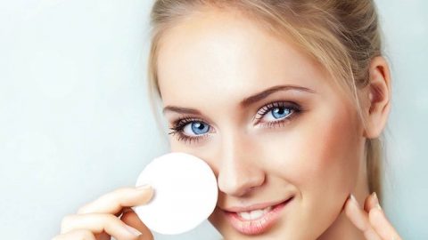 كيف تصنعين مزيل ماكياج منزلي يتلاءم مع بشرتك؟