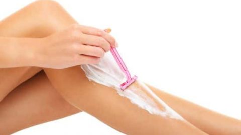 تجنبي هذه الأخطاء عند إزالة الشعر بالشفرة