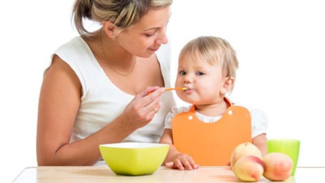 كيف يتغذى الطفل من عمر 4 أشهر؟
