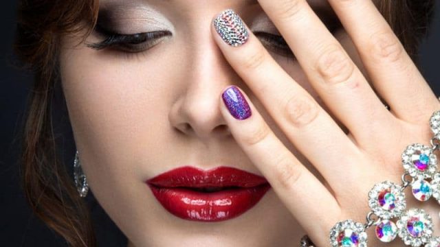 إليك أحدث صيحات ألوان طلاء الأظافر