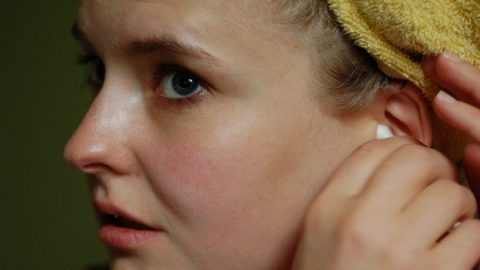 كيفية تنظيف الأذن بطريقة آمنة