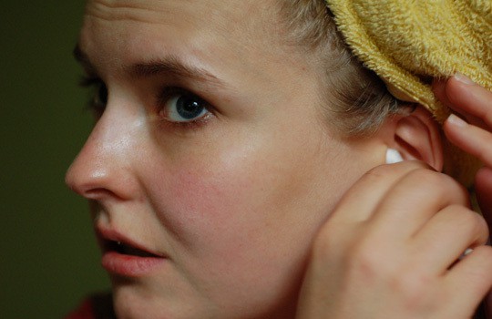 كيفية تنظيف الأذن بطريقة آمنة