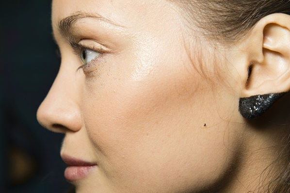 ماكياج للأذنين بدل الأقراط آخر صيحات الموضة