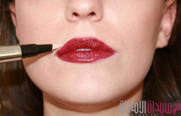 خطوات لجعل أحمر الشفاه يدوم طويلاً