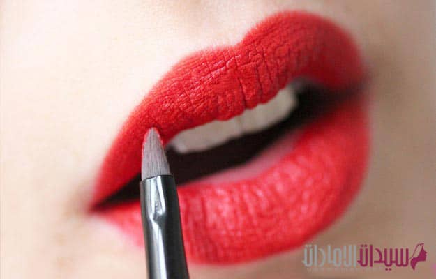 خطوات لجعل أحمر الشفاه يدوم طويلاً