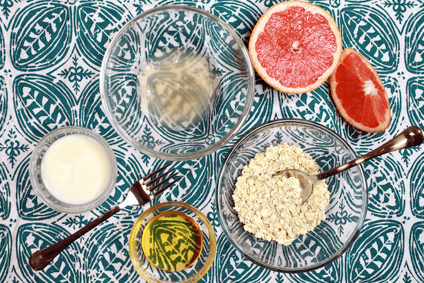 كيف تعدين قناع تقشير وجه طبيعي في المنزل؟