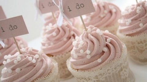 شاهدي أجمل قوالب كيك الزفاف المزينة بالدانتيل