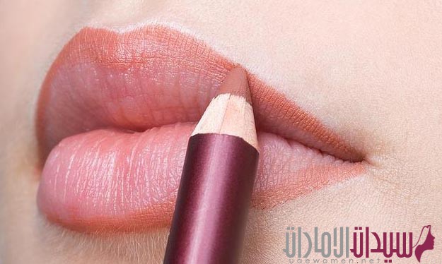 خطوات لجعل أحمر الشفاه يدوم طويلاً