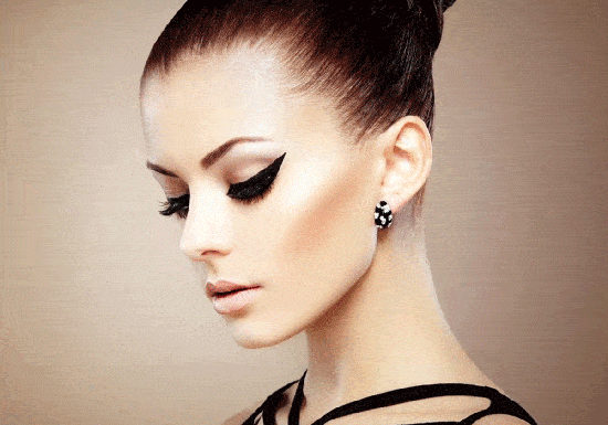 أخطاء شائعة عند رسم أيلاينر عيون القطة