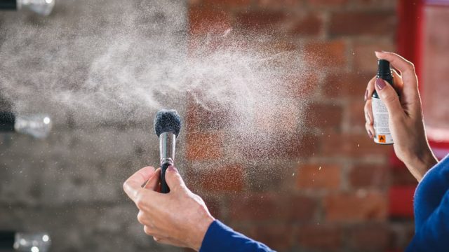 كيف تقومين بتنظيف أدوات الماكياج المتسخة؟