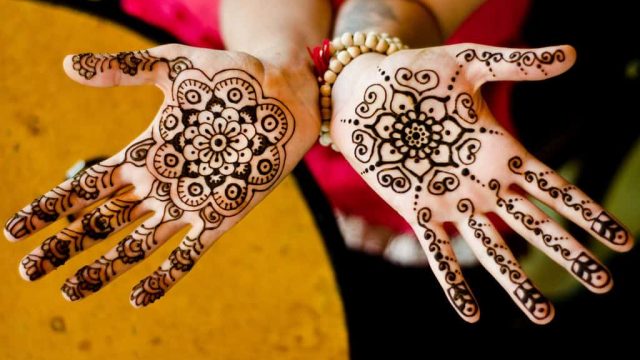 تعرفي على الفوائد الطبية والتجميلية لعشبة الحناء