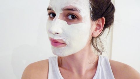 بشرة مشرقة وبيضاء بالطين الأبيض والزيوت الأساسية