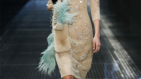 النقشات والتطريز الناعم يرسم أزياء برادا ربيع 2017