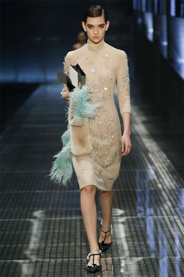 النقشات والتطريز الناعم يرسم أزياء برادا ربيع 2017