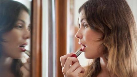 كيف تختارين أحمر الشفاه المناسب لك