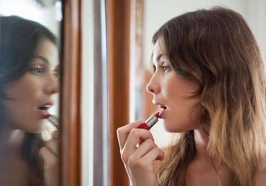 كيف تختارين أحمر الشفاه المناسب لك