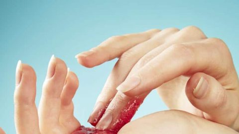 اصنعي مقشر لليدين في المنزل بمكونات بسيطة