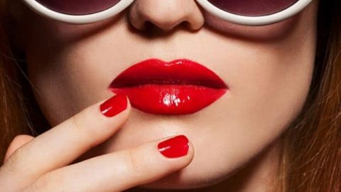 أخطاء شائعة عند تطبيق أحمر الشفاه تجعلك أكبر في السن