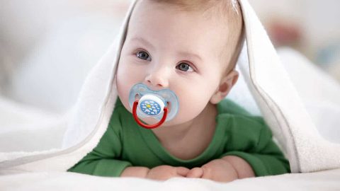 هل أستطيع إعطاء المصاصة لطفلي ؟