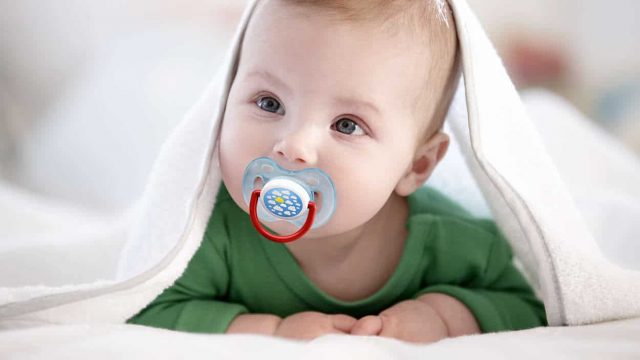 هل أستطيع إعطاء المصاصة لطفلي ؟