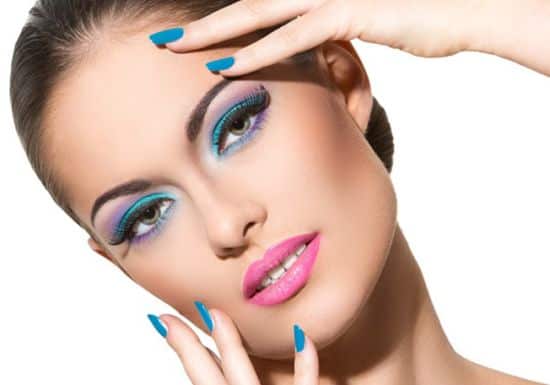 جربي الماسكارا الملونة لإطلالة غير مسبوقة