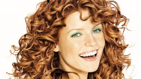 تعرفي على طريقة تسريح الشعر المموج