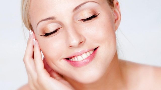 هذه العشبة الطبيعية تخلصك من الكلف نهائيًا وبدون تعب