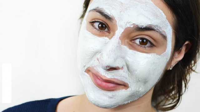 كيف تصنعين قناع لطيف على البشرة بالطين الأبيض؟
