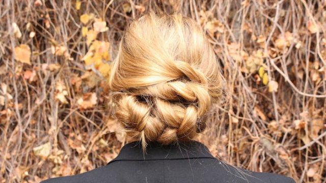 تسريحة شعر كلاسكية لصاحبات الشعر الطويل