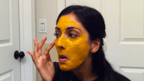 قناع الكركم لبشرة مشرقة