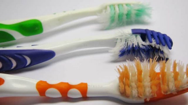 6 استخدامات جمالية غير مسبوقة لفرشاة الأسنان