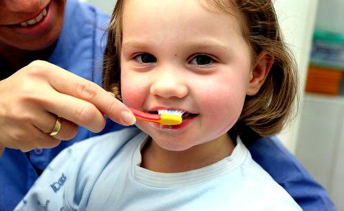 كيف تنظفين أسنان ابنك؟