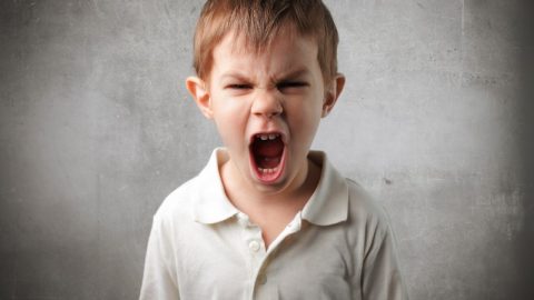 كيف تتعاملين مع نوبات غضب طفلك؟