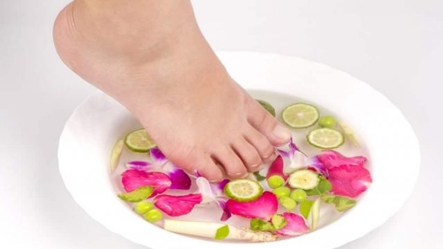 عالجي تشققات القدمين بالليمون