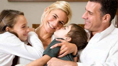 كيف تقللين من الغيرة بين أبنائك؟