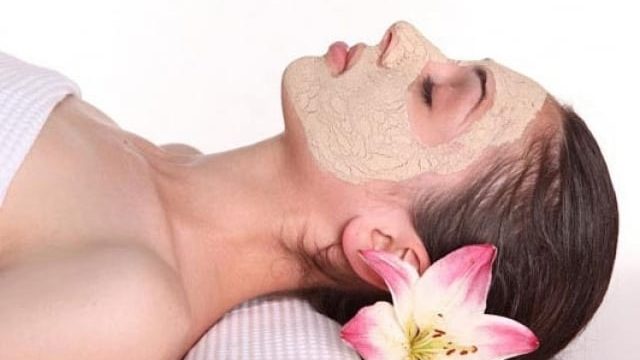 قناع الطين الوردي وماء الورد للعناية بالبشرة