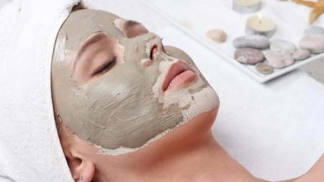 قناع الطين المغربي لجعل وجهك ورديا