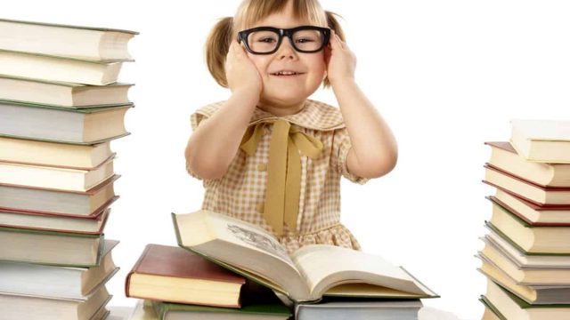 كيف تعرفين أن ابنك يعاني من نقص في النظر؟