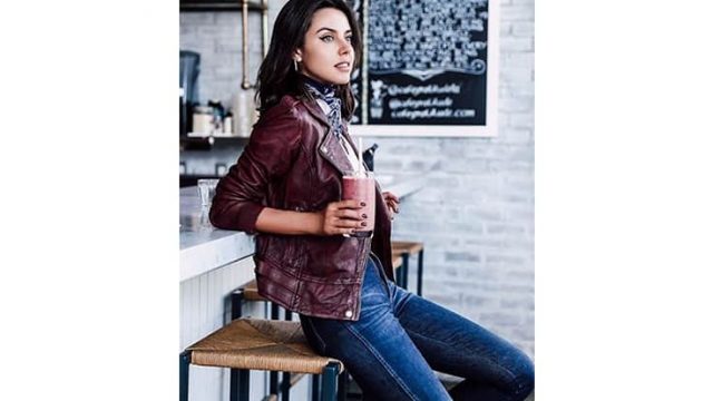 إليك كيفية تنسيق سترة البايكر الجلدية لهذا الموسم